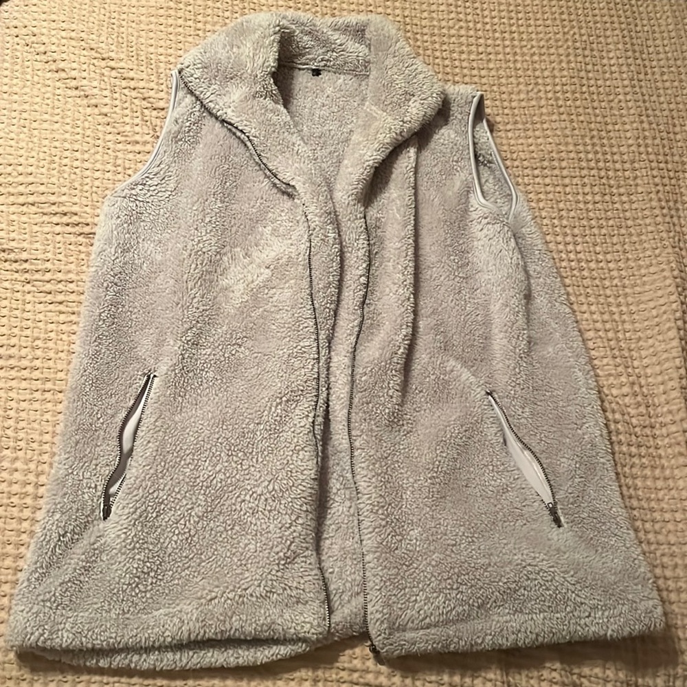 Medium zipper vest. Light gray, very soft. No matting of vest.